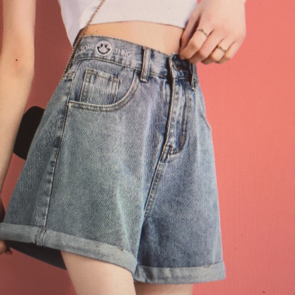 High-waisted denim shorts for women - Picture 3 of 3